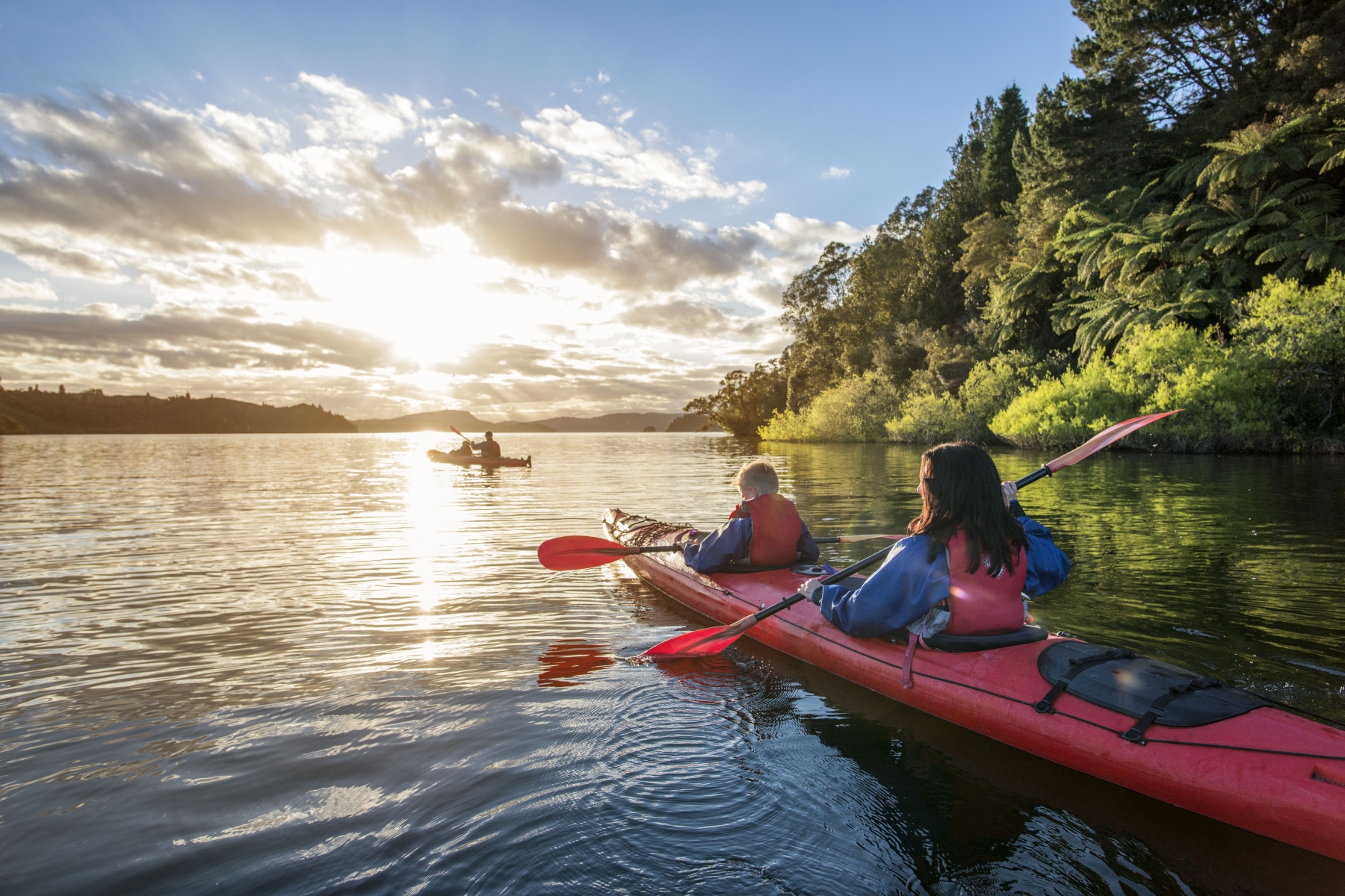 Каякинг. Байдарка ночью. Каякинг фото. New Zealand Kayaking.